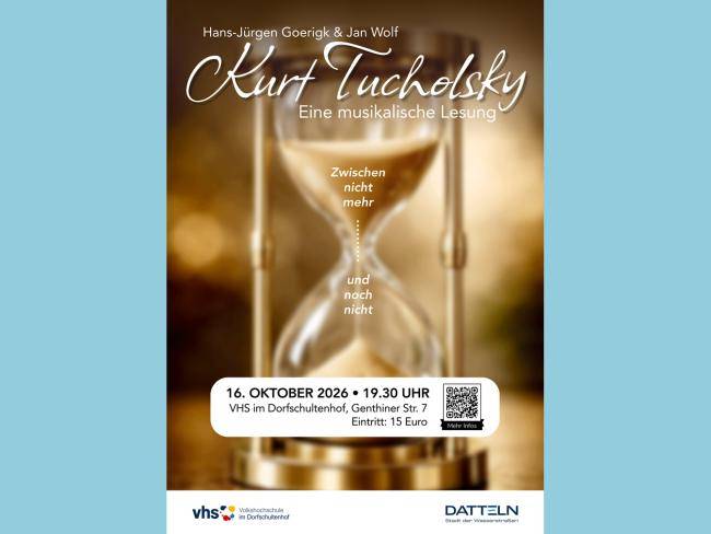 Plakat für die musikalische Lesung „Zwischen nicht mehr und noch nicht“ zu Kurt Tucholsky mit Hans-Jürgen Goerigk und Jan Wolf. Das Motiv zeigt eine goldene Sanduhr auf einem Holztisch. Die Veranstaltung findet am 16. Oktober 2026 um 19.30 Uhr in der VHS im Dorfschultenhof, Genthiner Str. 7, statt. Der Eintritt kostet 15 Euro. 